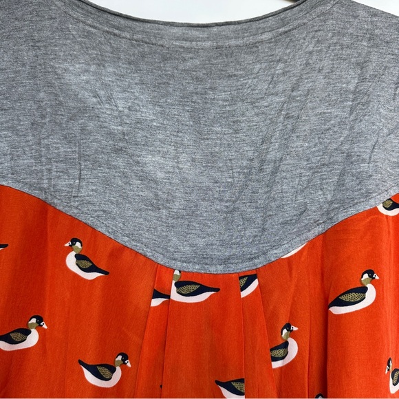 Cute Anthropologie grey & orange top, stretchy front, silky duck print in back - Picture 6 of 6